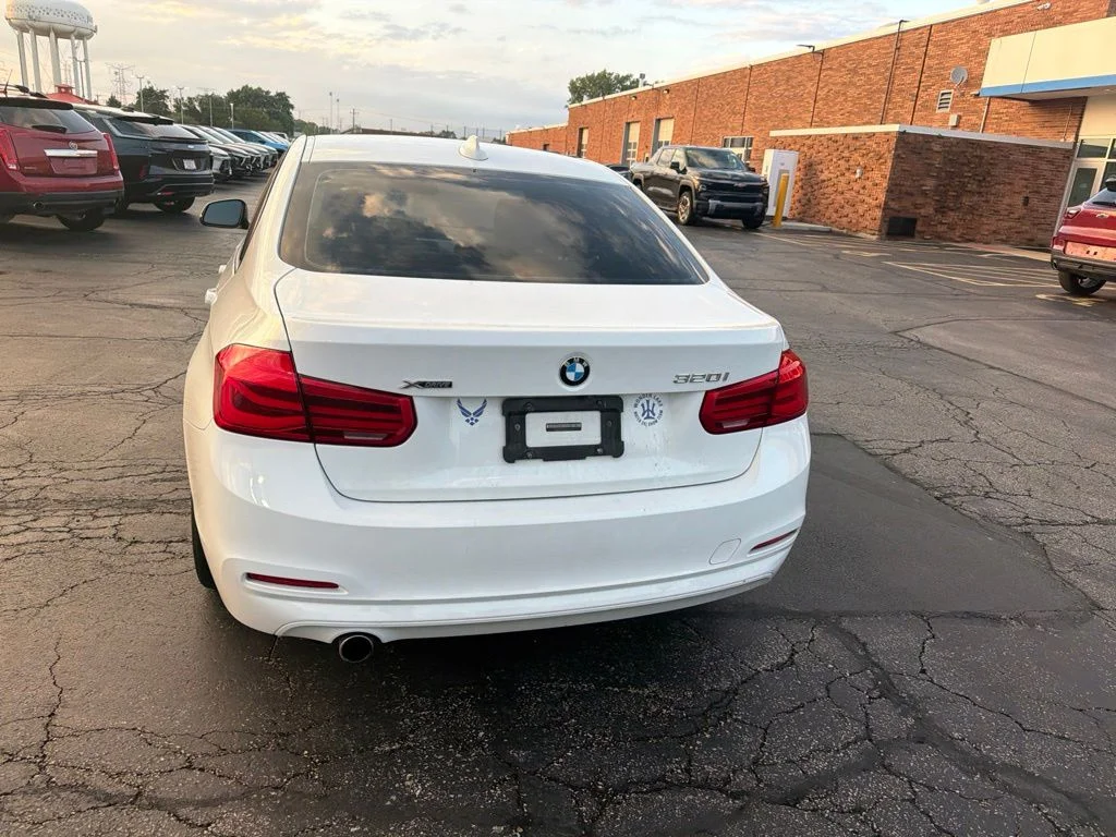 Used 2018 White BMW 320i xDrive image 3
