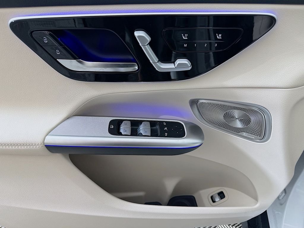 New 2026 MANUFAKTUR Moonlight White Metallic Mercedes-Benz GLC 300 image 18