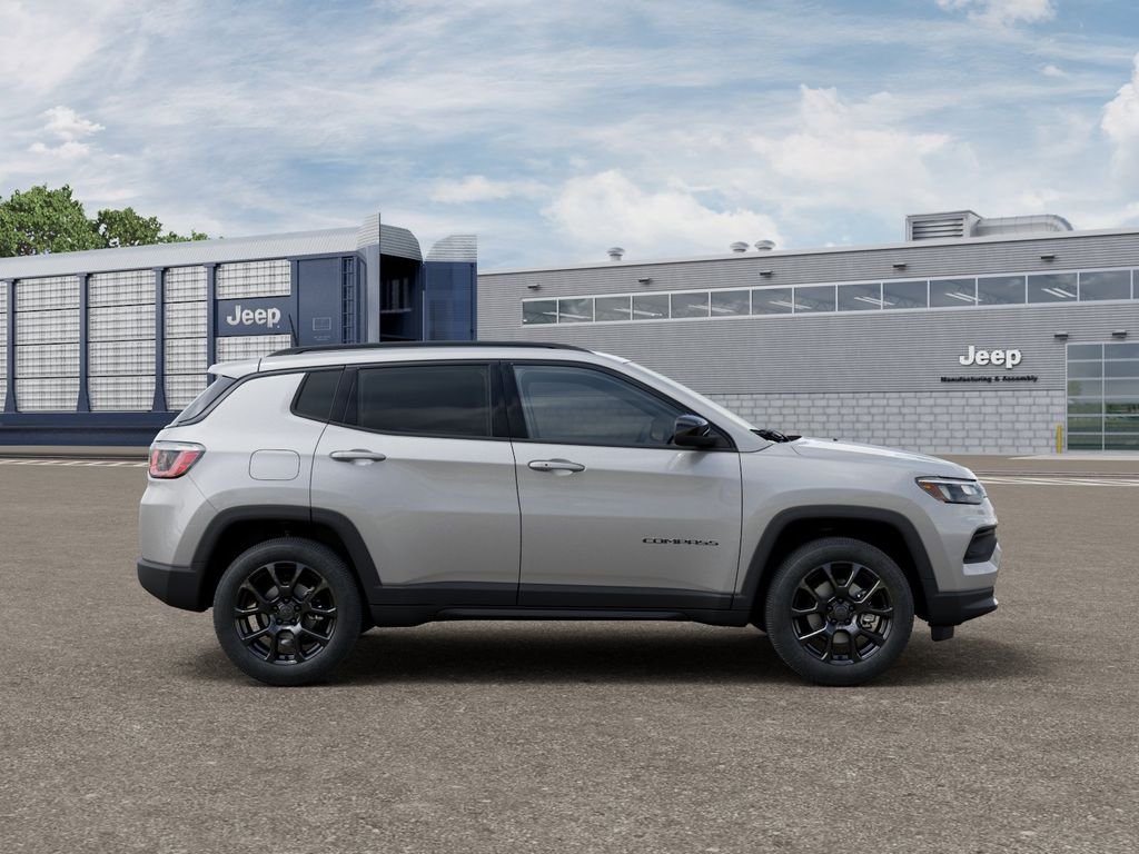 New 2026 Silver Zynith Metallic Clear-Coat Exterior Paint Jeep Latitude image 21