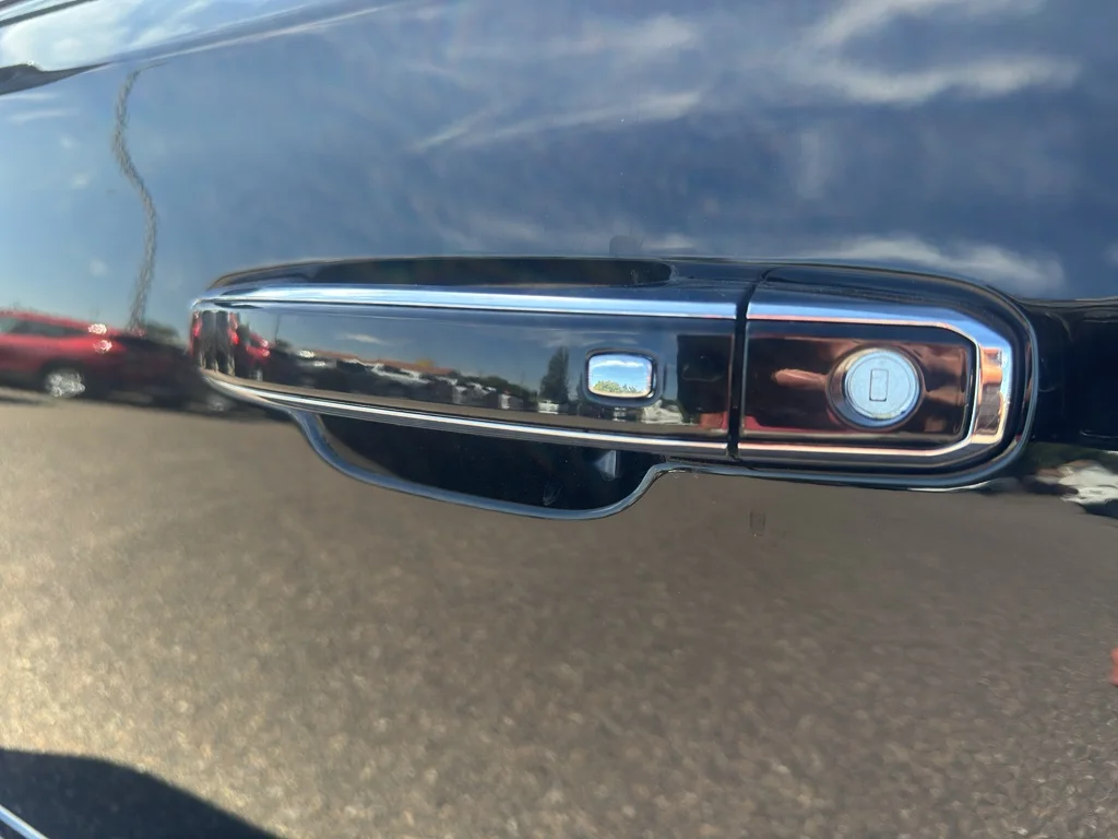 Used 2018 Onyx Black GMC Denali image 9