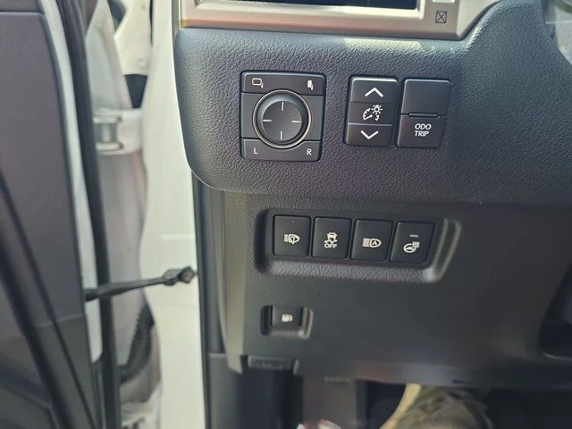 Used 2021  Lexus 460 image 28