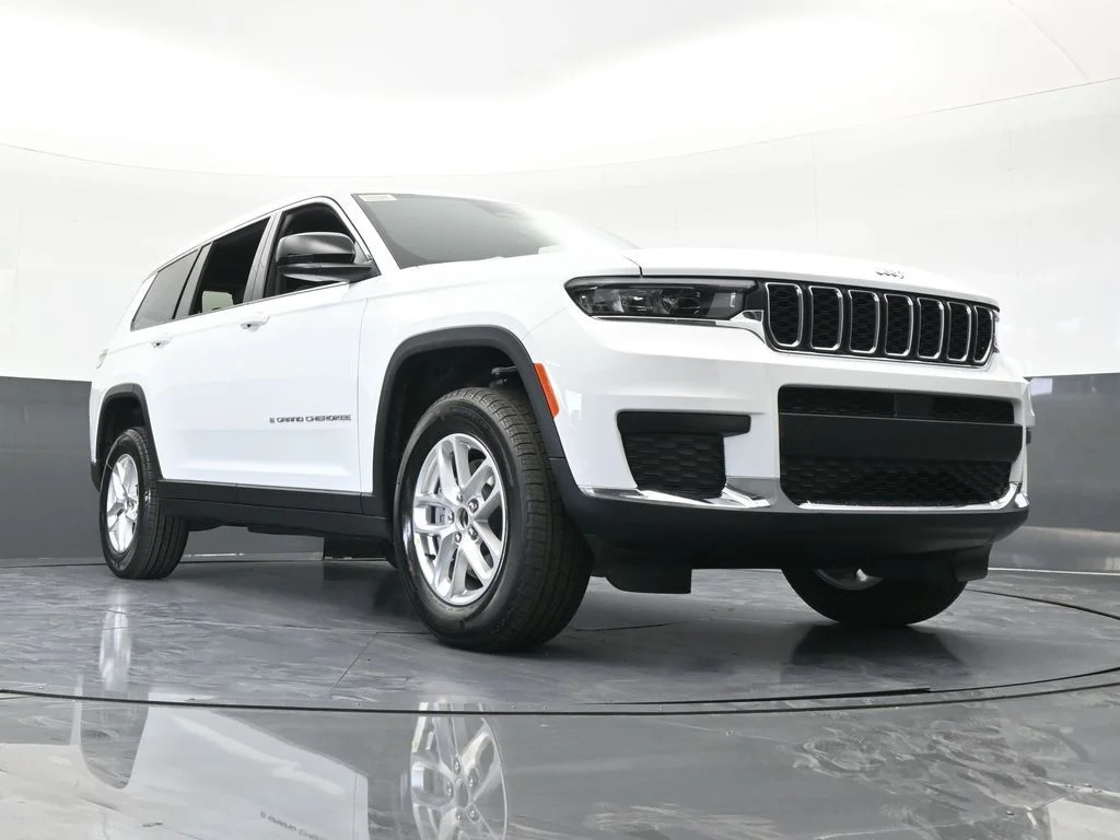 New 2026 Bright White Clear-Coat Exterior Paint Jeep Laredo image 59