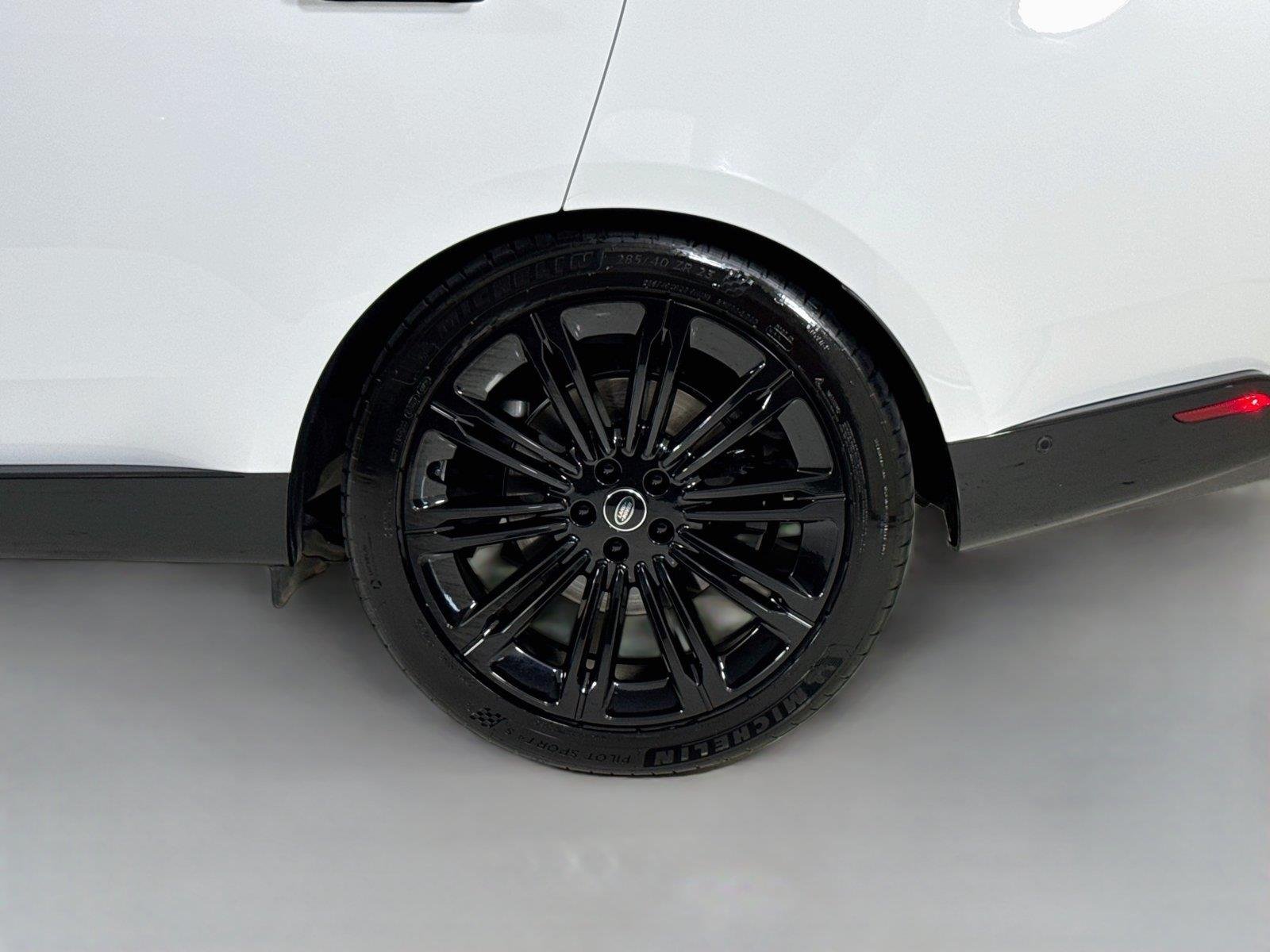 Used 2024 Fuji White Land Rover SE | Blackout Pkg | 360 Camera | Heated/Vented Seats image 43