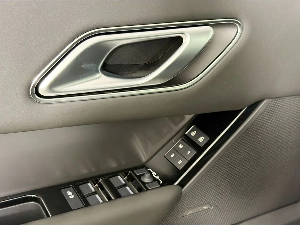 New 2026 Santorini Black Land Rover S image 18
