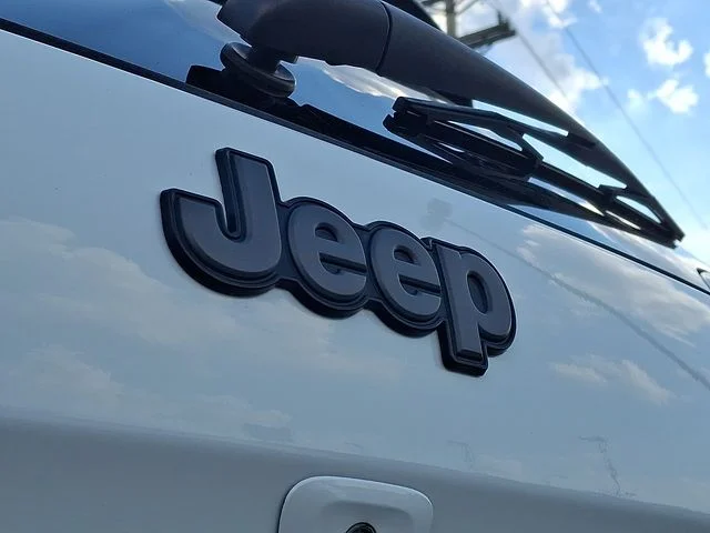 Used 2015 White Jeep Trailhawk image 29