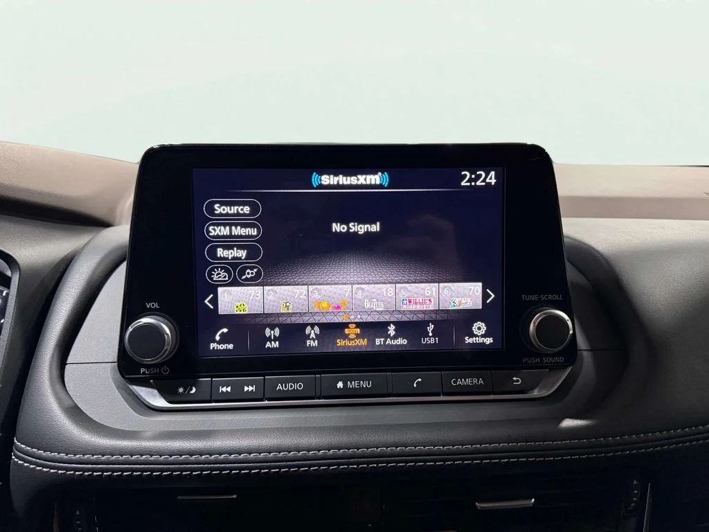 Certified Used 2023 Pearl White Tricoat/Super Black Nissan SL image 13