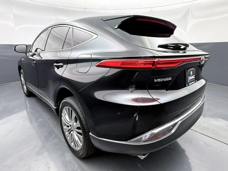 Used 2021  Toyota Limited Sport Utility 4D image 5