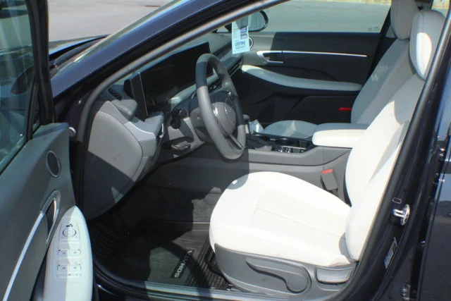 Used 2025 Carbon Blue Hyundai SE image 13