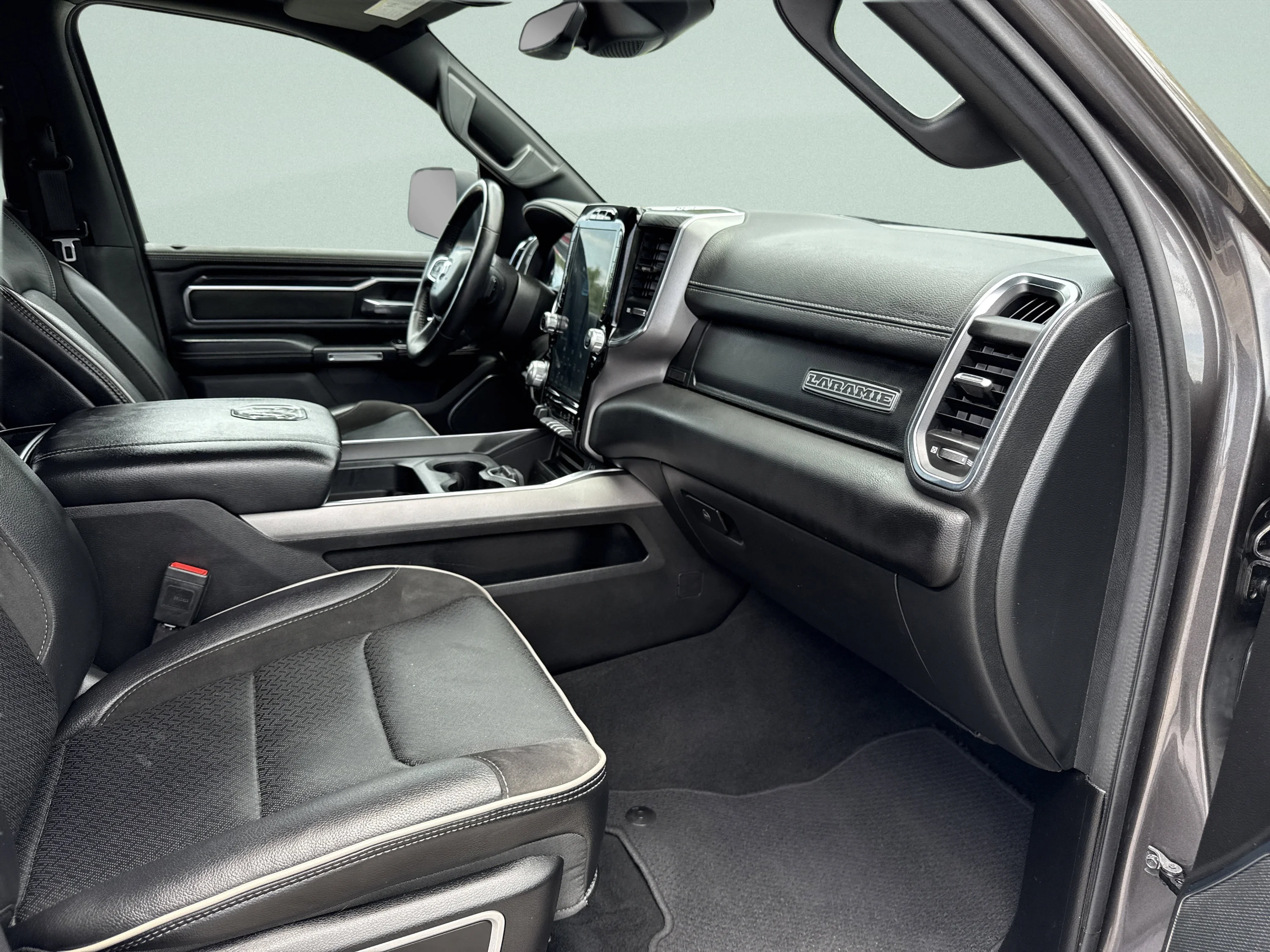 Used 2024 Granite Crystal Metallic Clearcoat Ram Laramie image 22