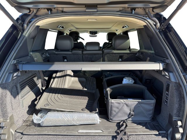 New 2027 Santorini Black Land Rover SE image 18