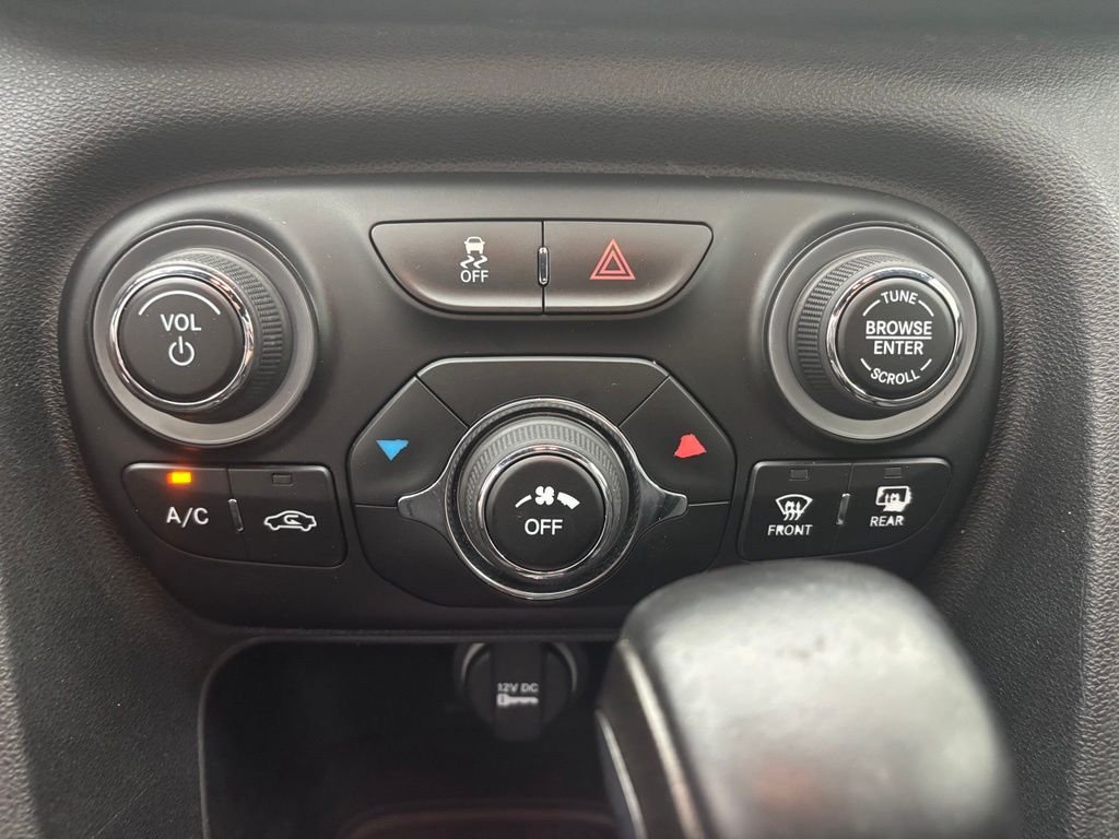 Used 2016 Granite Crystal Clearcoat Metallic Dodge SXT image 5