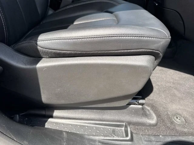 Used 2025 White Chrysler Select image 32