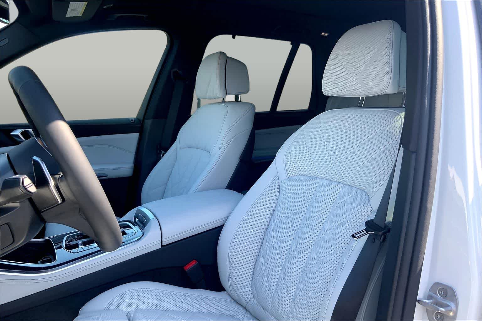 New 2026 Mineral White Metallic BMW sDrive40i image 9