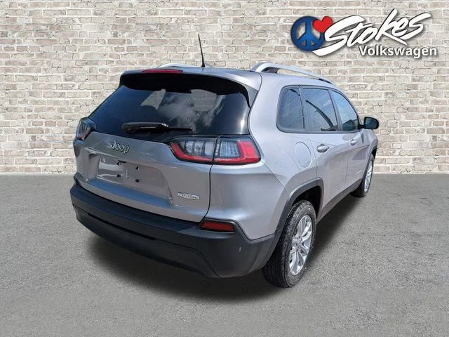 Used 2020 Silver Jeep Latitude image 3