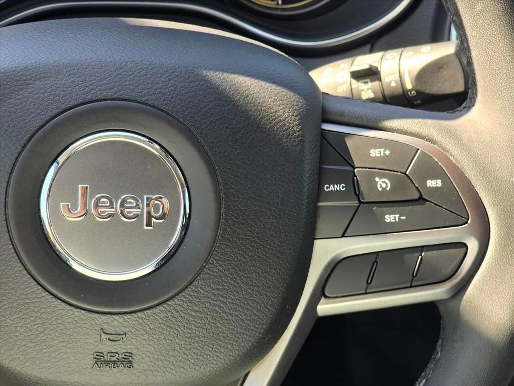 Used 2022 Gray Jeep Latitude Lux image 14