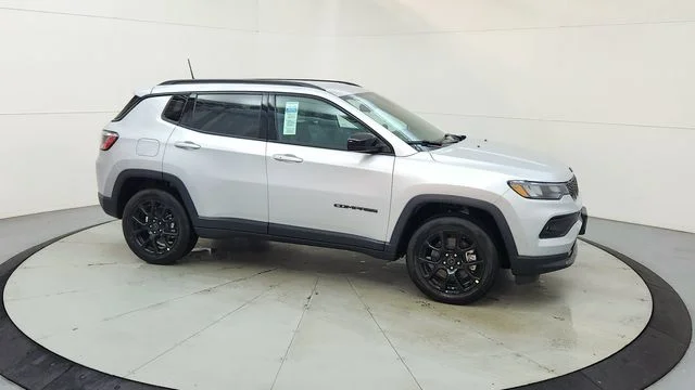 New 2026 Silver Zynith Metallic Clearcoat Jeep Latitude image 13