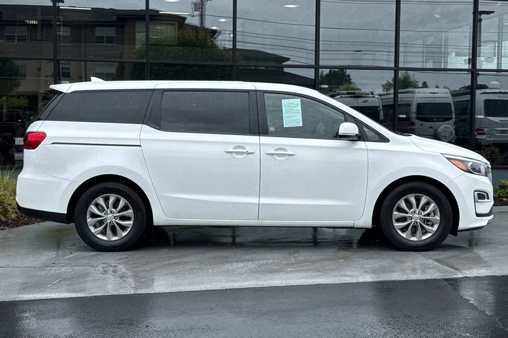 Used 2021 Pearl Kia LX image 3
