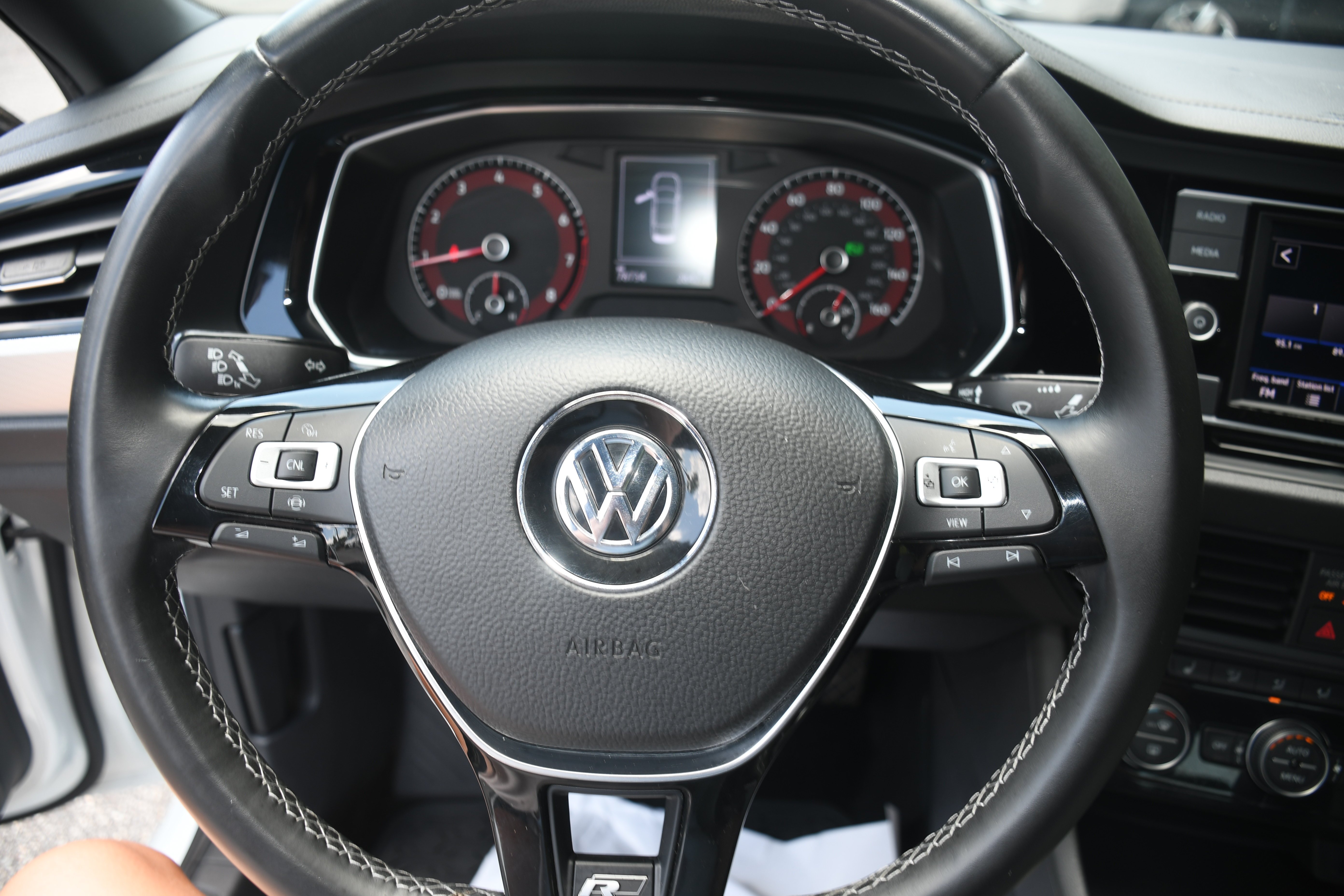 Used 2021  Volkswagen R-Line image 13