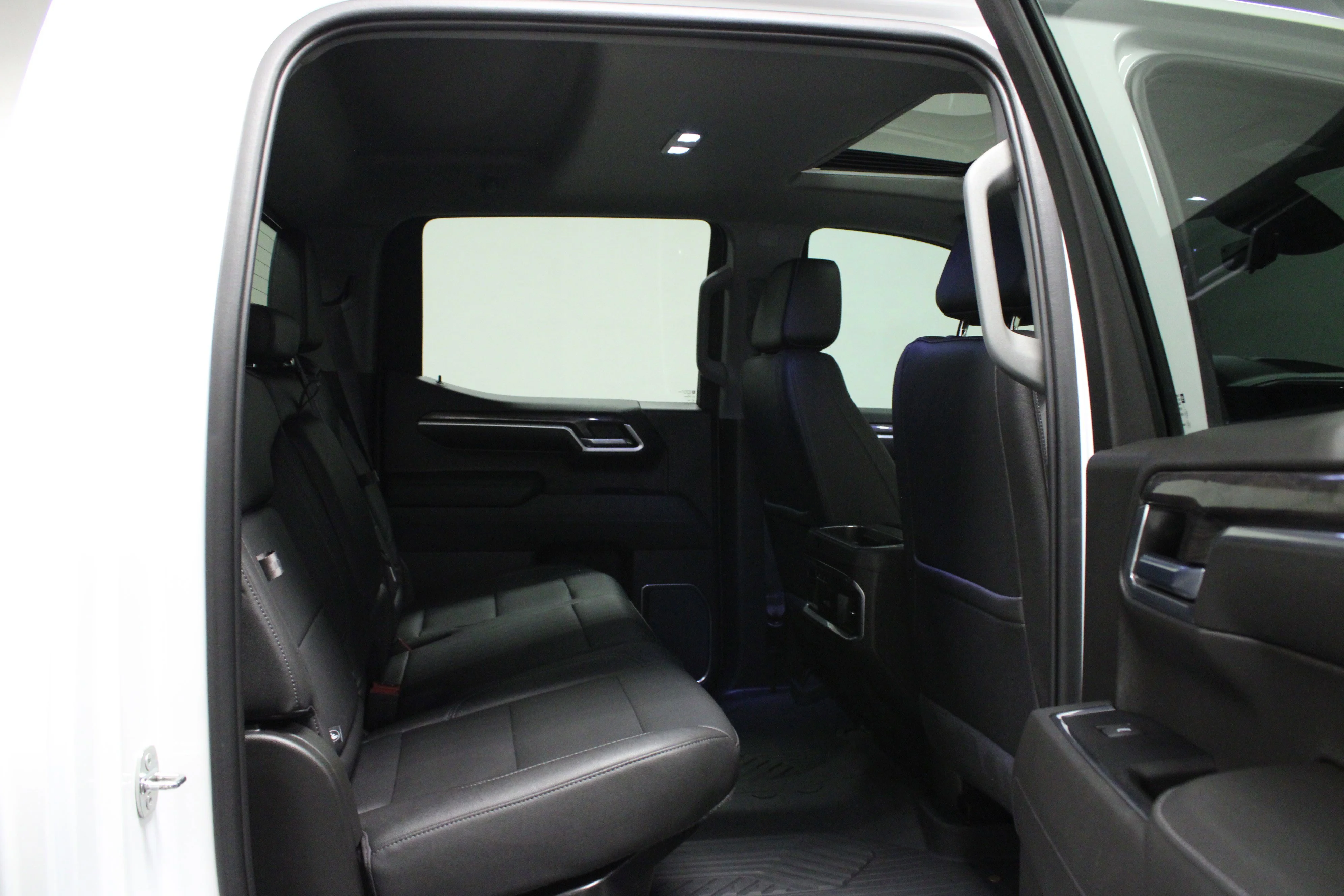 Used 2022 Summit White Chevrolet LTZ image 15