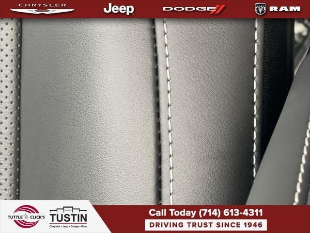 New 2026 Diamond Black Crystal Pearl-Coat Exterior Paint Jeep Limited image 26