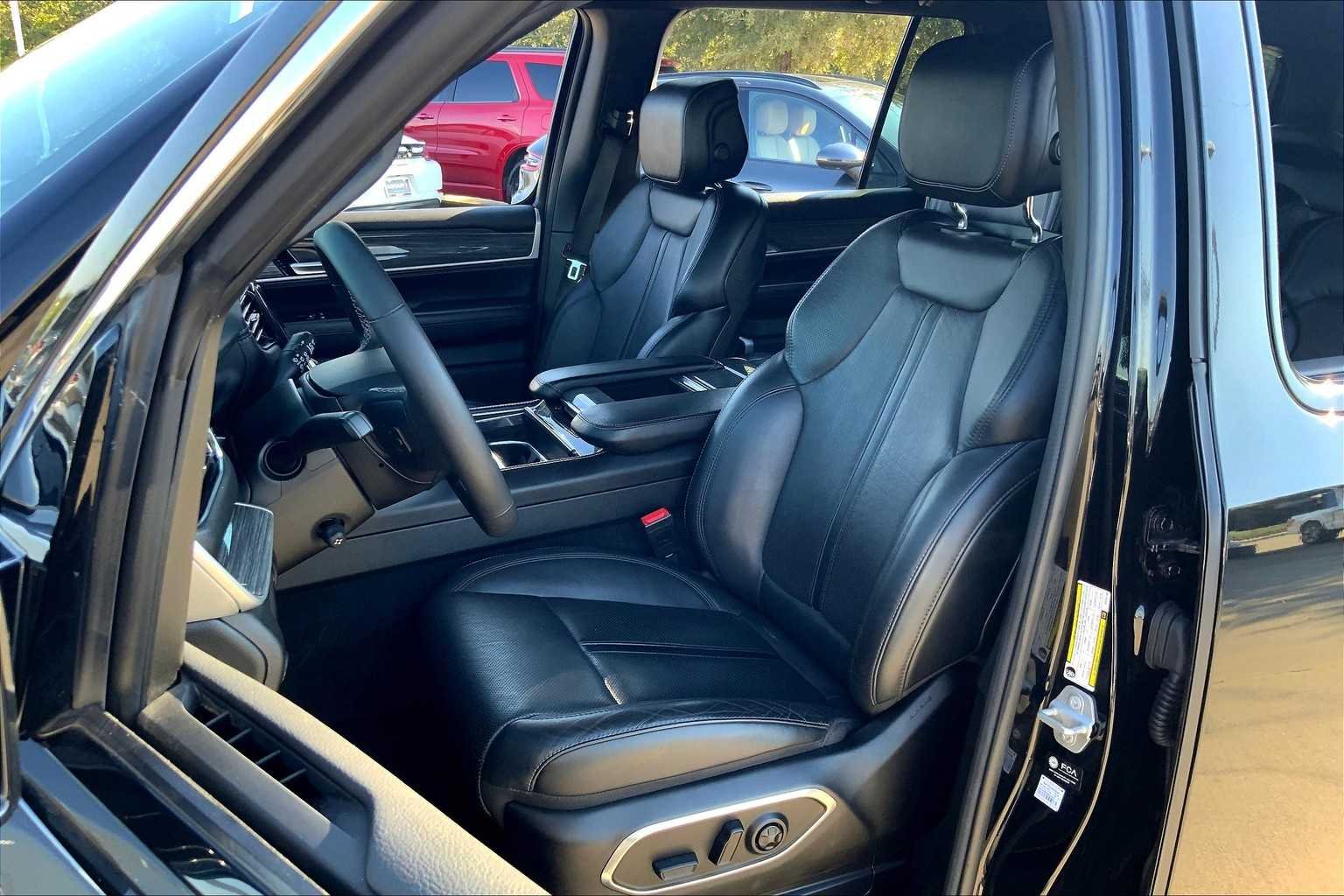 Used 2022 Diamond Black Crystal Pearlcoat Jeep Series III image 8