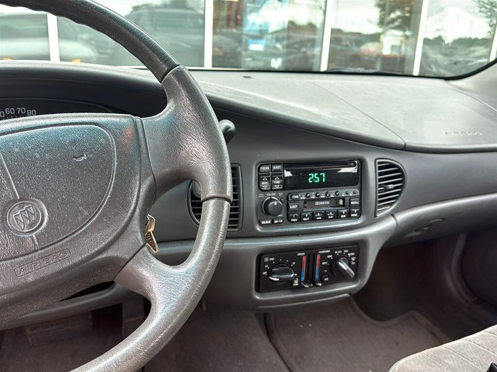 Used 2002 White Buick Custom image 4
