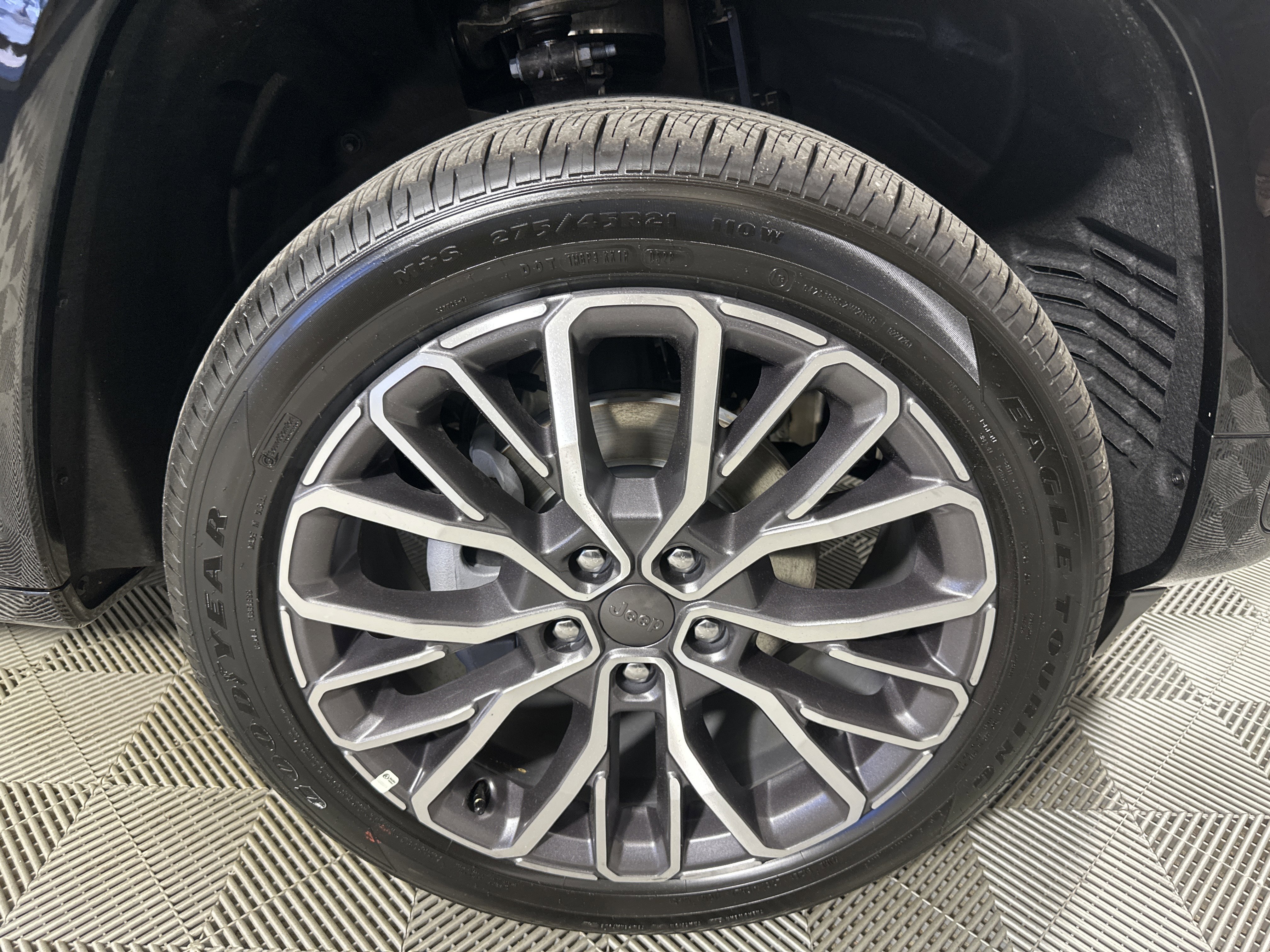 New 2026 Diamond Black Crystal Pearlcoat Jeep Summit image 29