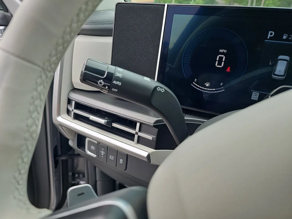 Used 2025 Silver Hyundai SEL image 26