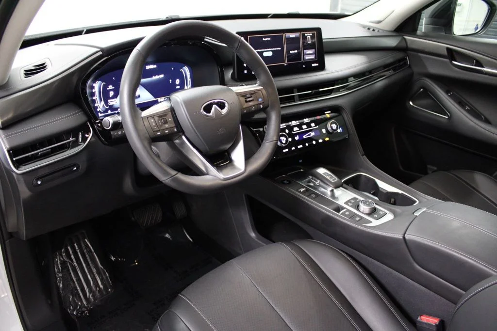 Certified Used 2026 White INFINITI LUXE image 4