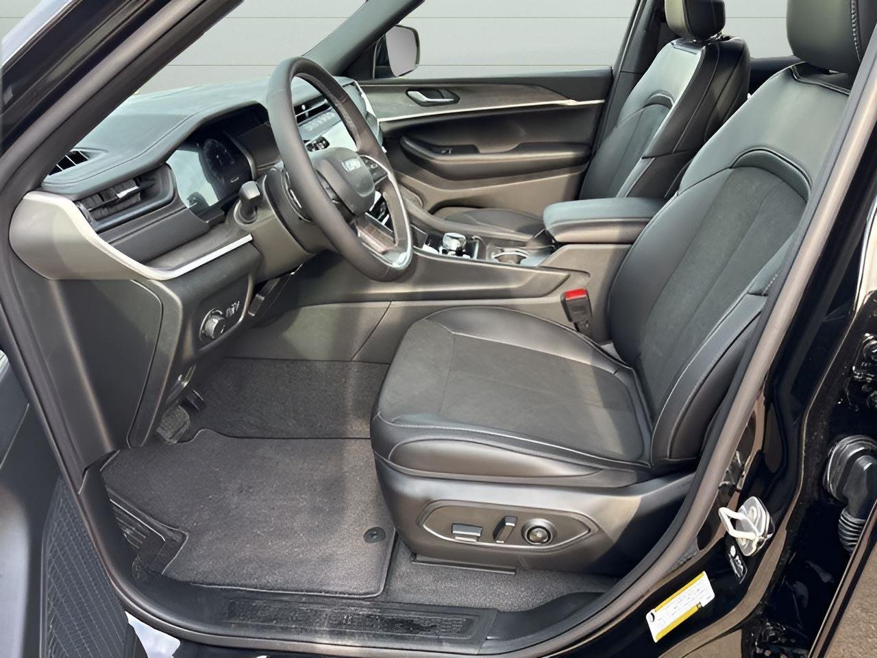 New 2026 Diamond Black Crystal Pearlcoat Jeep Laredo Altitude image 13