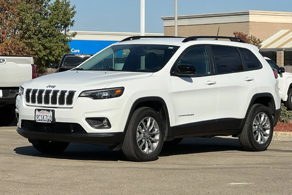 Used 2022 White Jeep Latitude Lux image 10