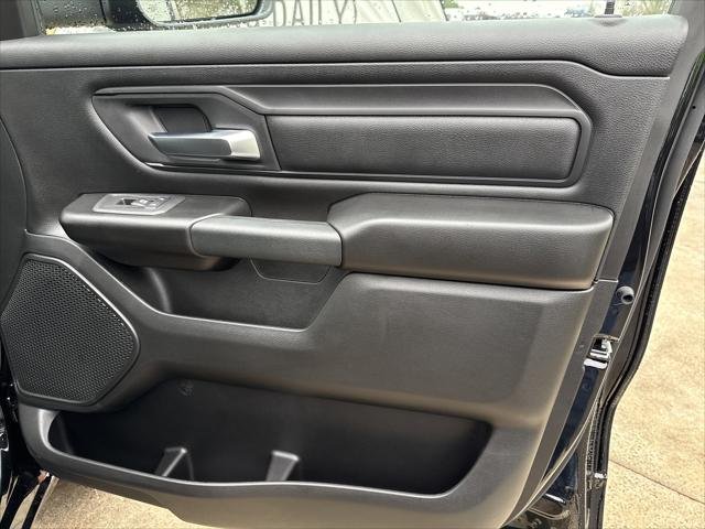 New 2026 Diamond Black Crystal Pearl-Coat Exterior Paint RAM TRADESMAN image 15