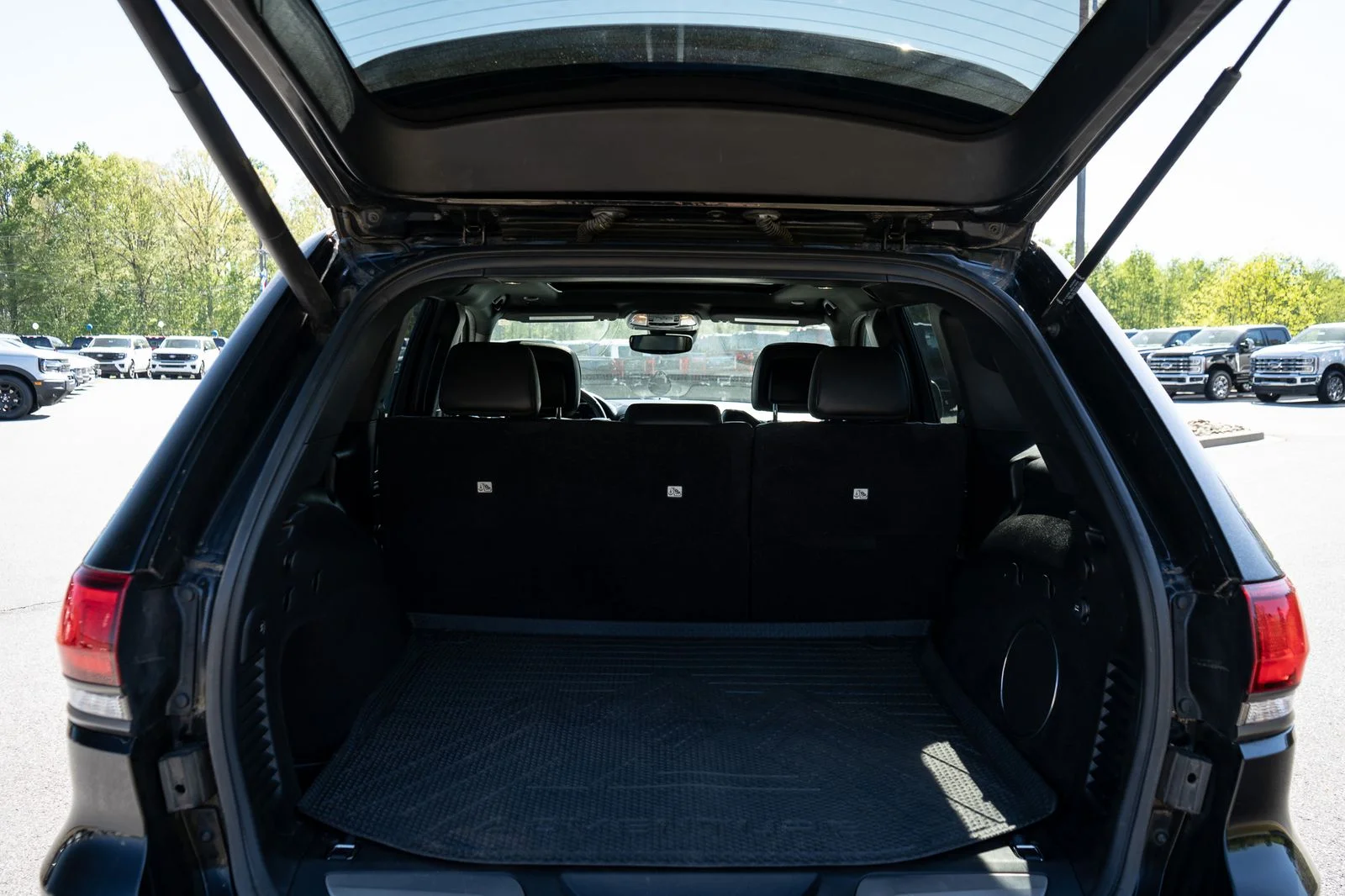 Used 2019 Black Jeep Overland image 9