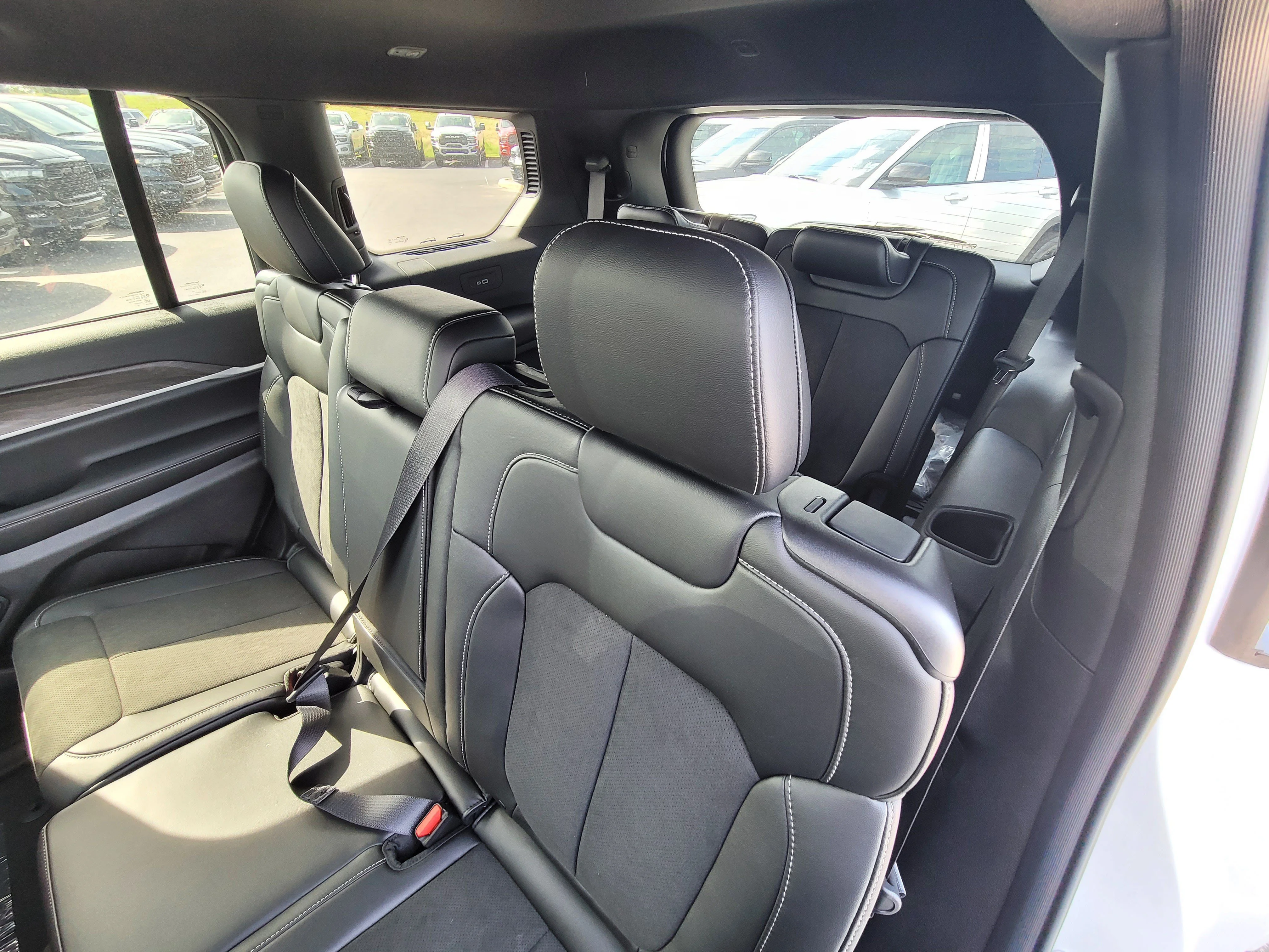 New 2026 Diamond Black Crystal Pearlcoat Jeep Laredo Altitude image 11
