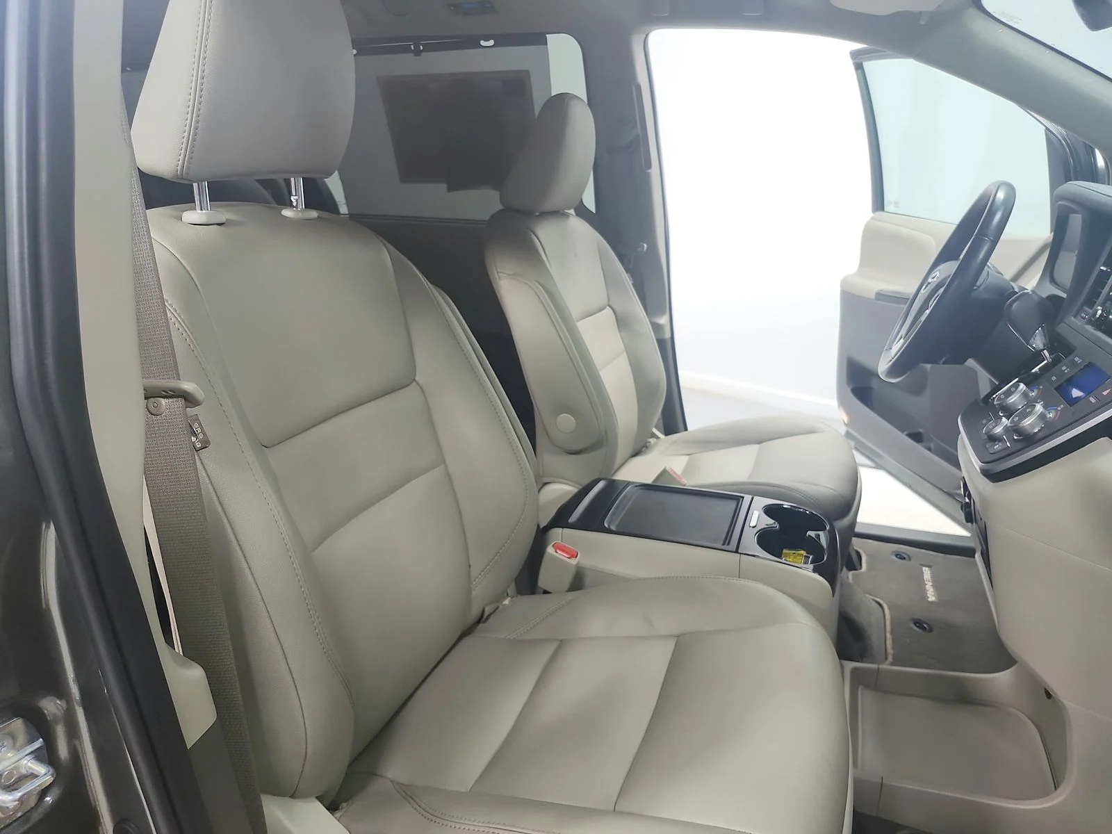 Used 2020 Green Toyota XLE Premium image 42