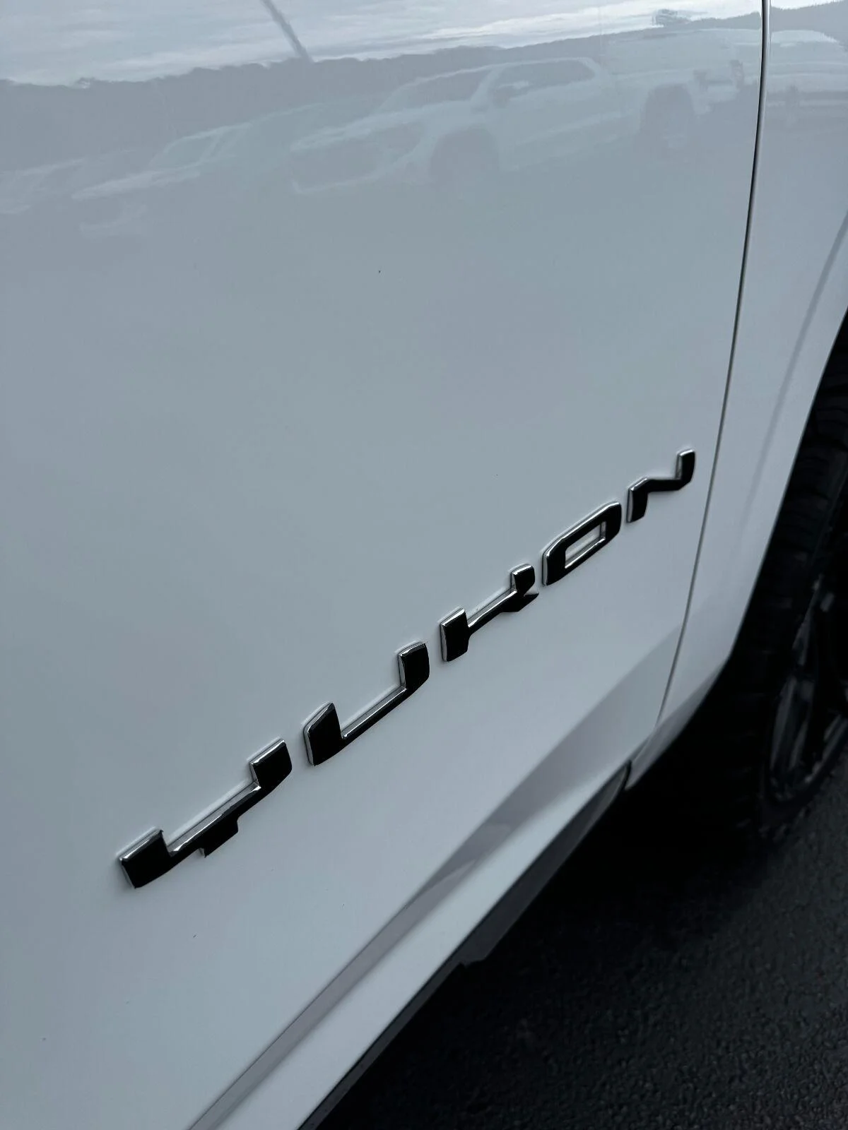 Used 2025 Summit White GMC Elevation image 16