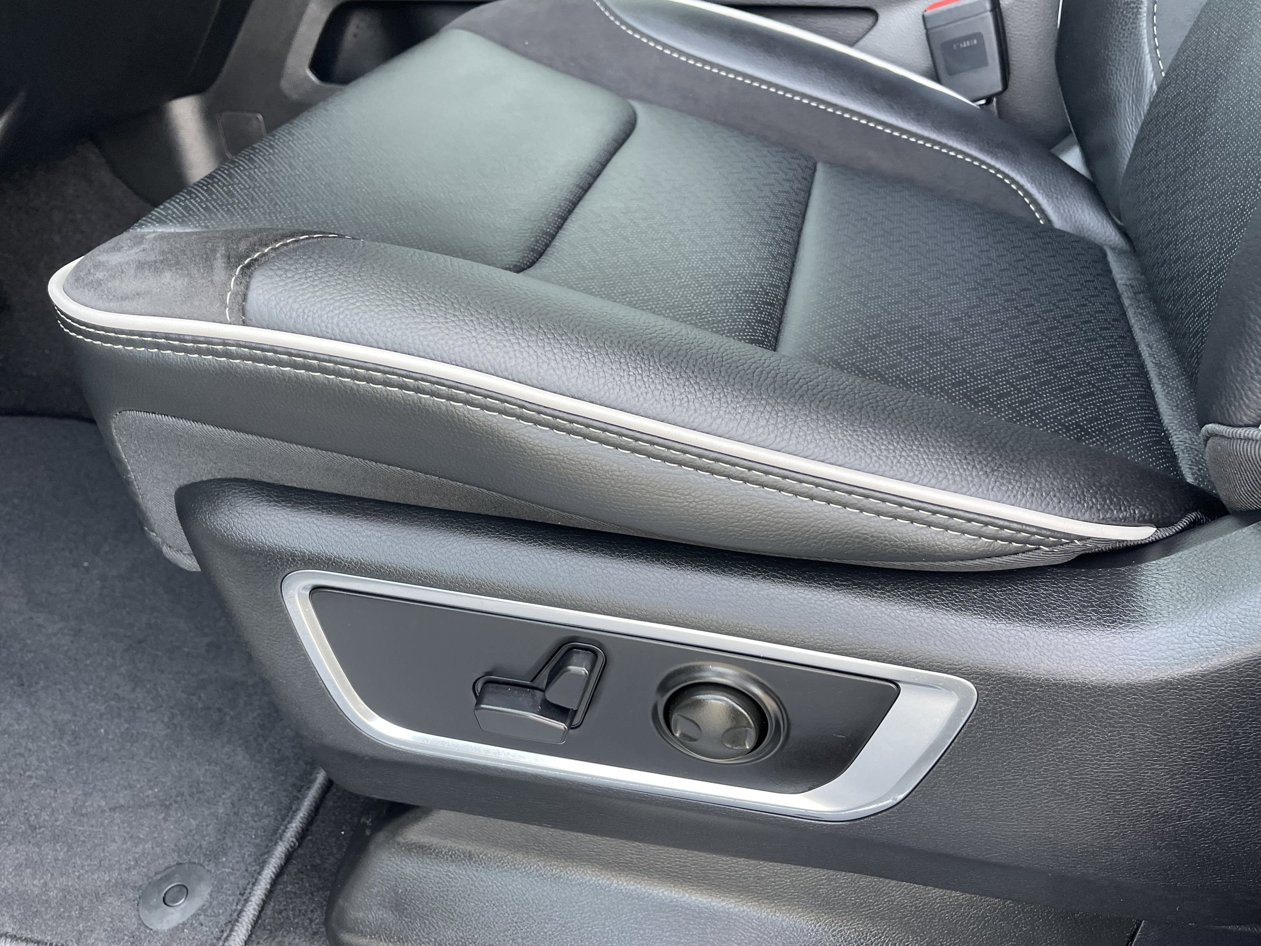 New 2026 Ivory White Tri-Coat Pearl-Coat Exterior Paint RAM Laramie image 21
