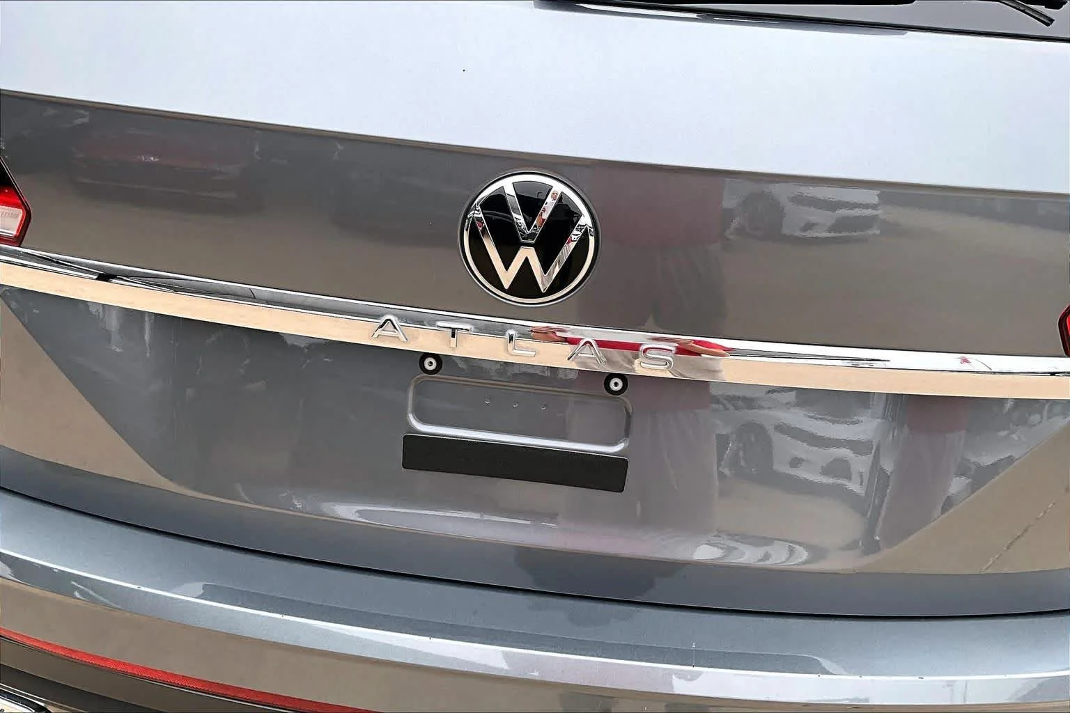 Used 2023 Deep Black Pearl Volkswagen 2.0T SE image 9