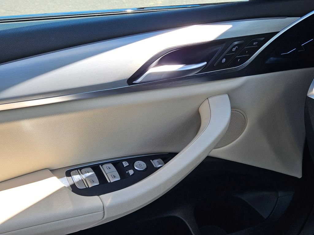 Used 2023 Mineral White Metallic BMW xDrive30i image 31
