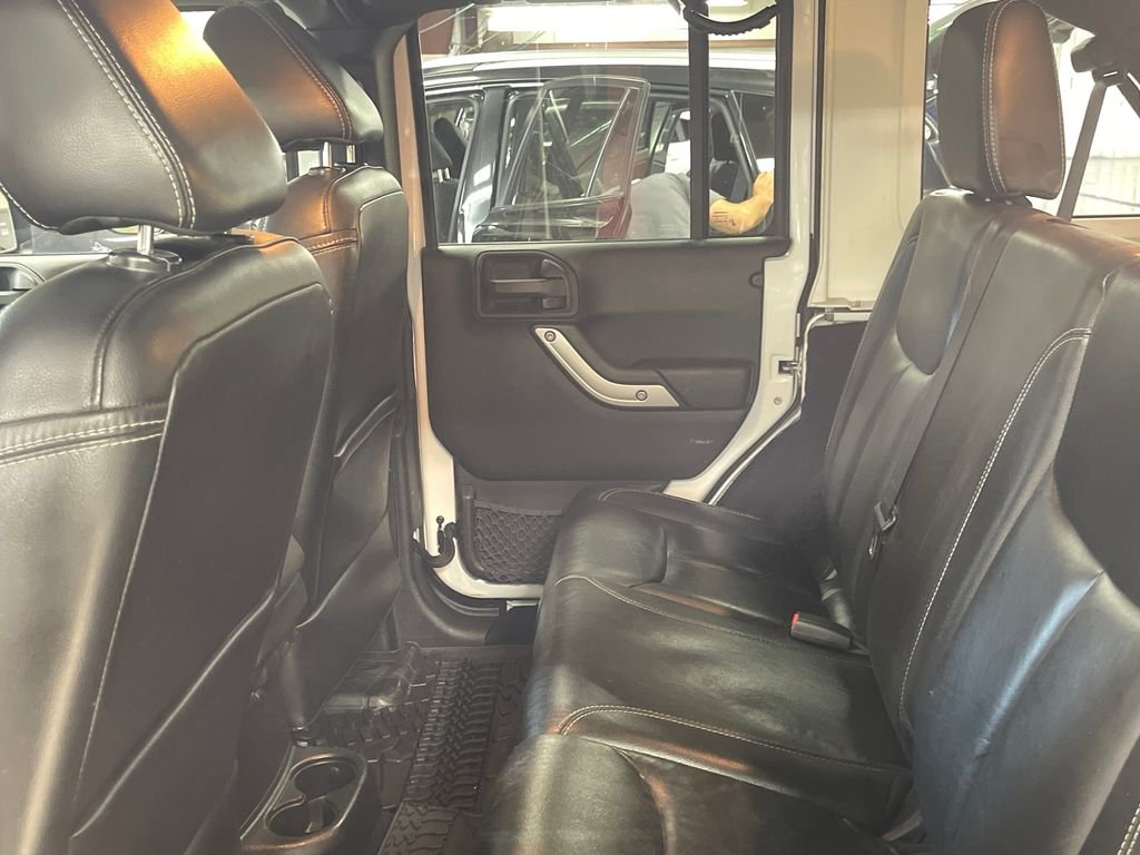 Used 2014 White Jeep Unlimited Sahara image 26