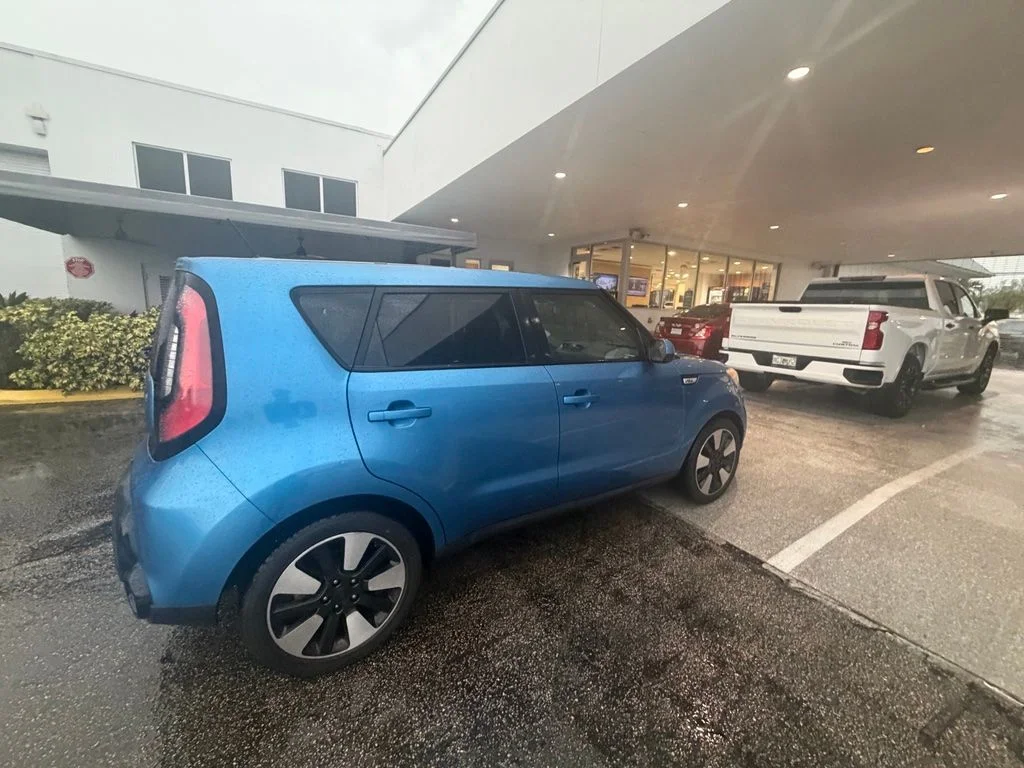 Used 2016 Blue Kia Plus image 5