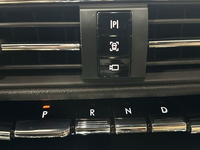 Used 2022 White Lincoln Reserve image 27