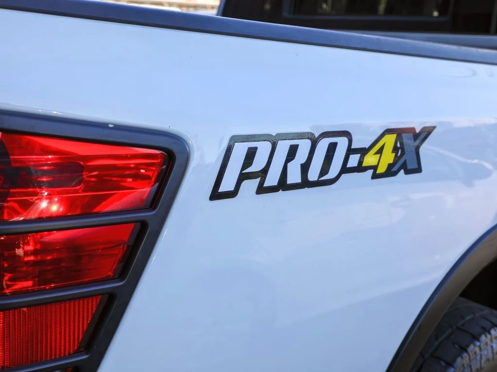 Used 2014  Nissan S image 21