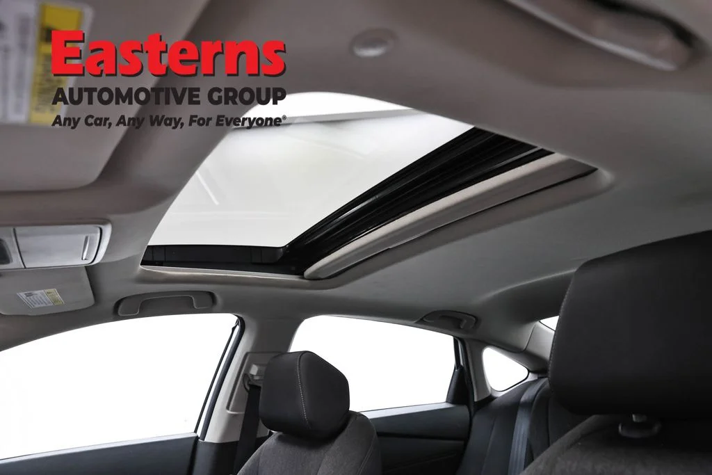 Used 2025 White Honda SE image 33