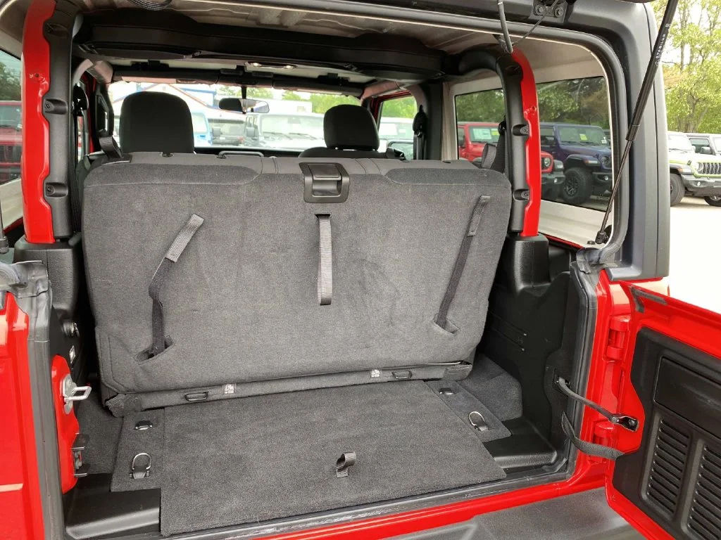 Used 2022 Red Jeep Sport S image 5