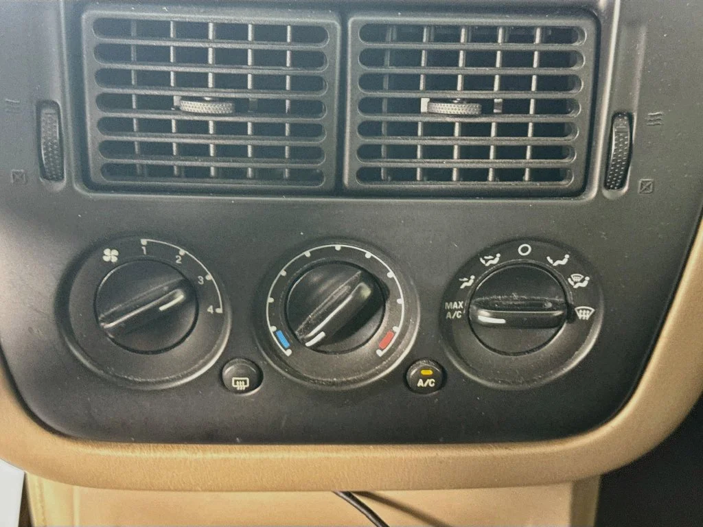 Used 2004 Pueblo Gold Clearcoat Metallic Ford XLS image 18