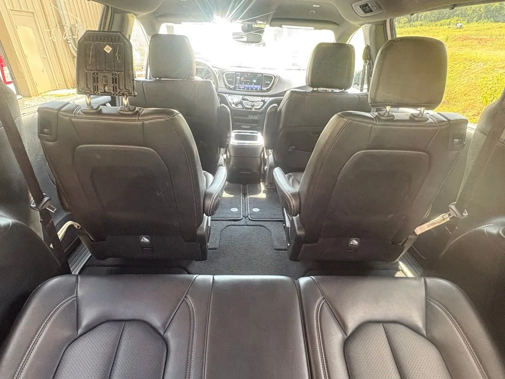 Used 2025 White/off-white Chrysler Select image 13