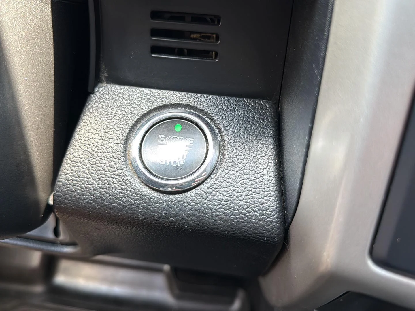 Used 2020 Agate Black Metallic Ford LARIAT image 19