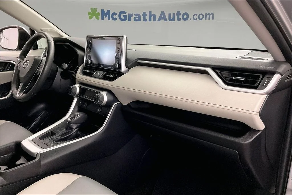 Used 2019 Silver Toyota XLE Premium image 21