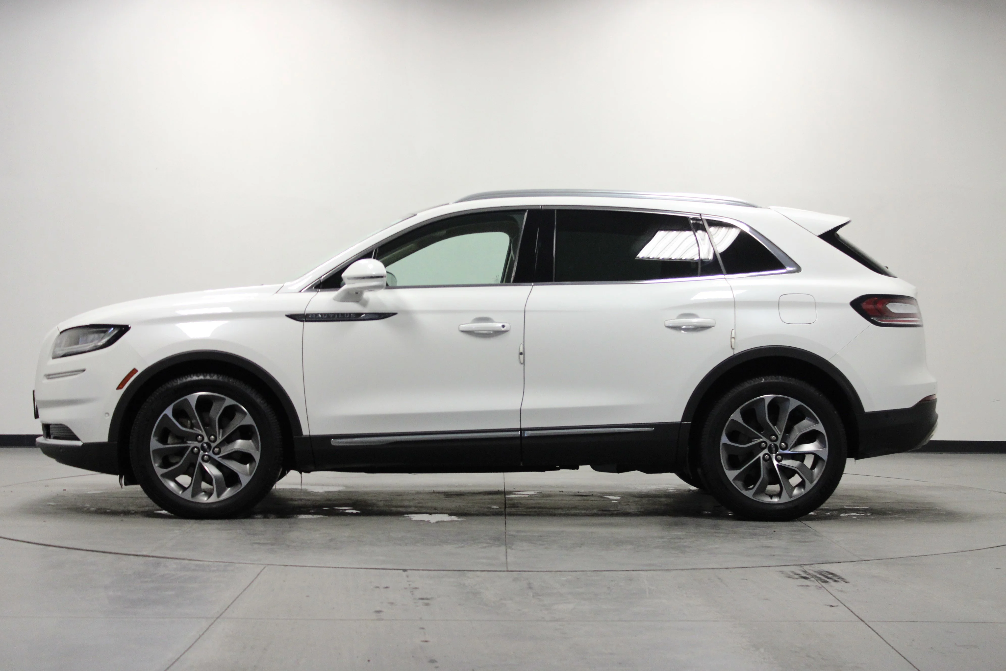 Used 2021 Pristine White Lincoln Reserve image 7